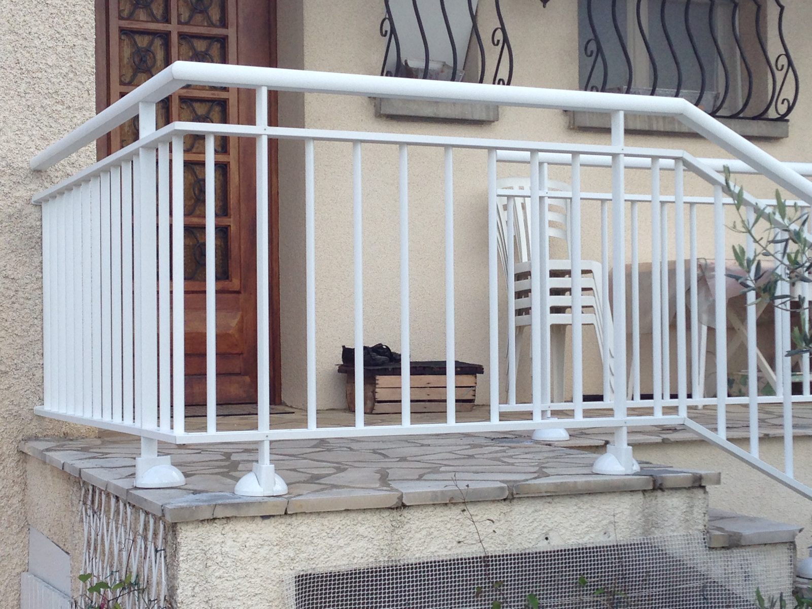 Garde-corps blanc sur le balcon de l'entrée