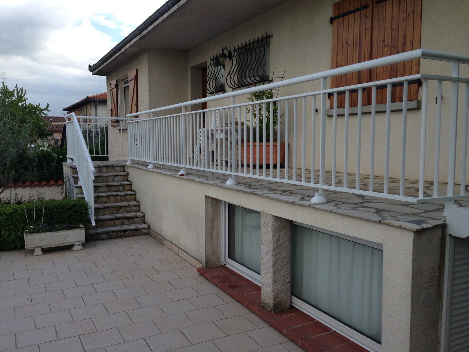 Garde-corps blanc le long de l'escalier extérieur