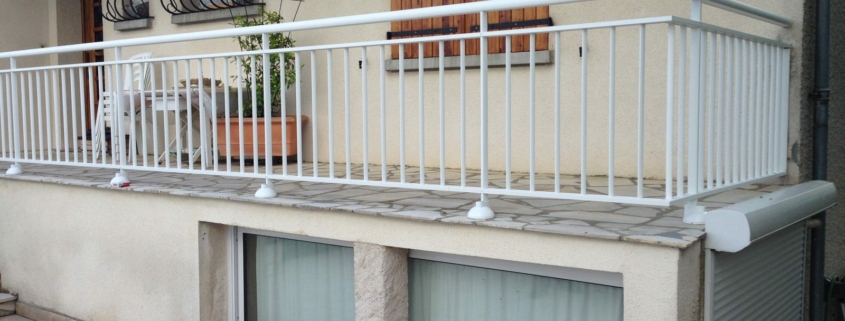 Garde-corps blanc sur une terrasse surélevée