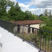 Garde-corps noir au bord d'une terrasse avec vue