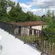 Garde-corps noir au bord d'une terrasse avec vue