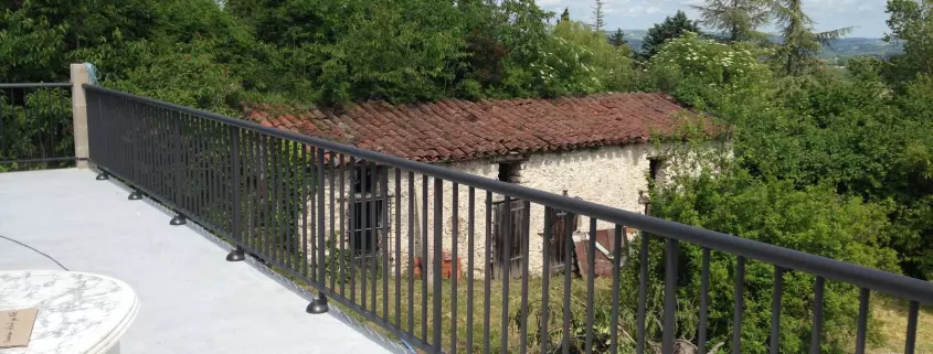 Garde-corps noir au bord d'une terrasse avec vue