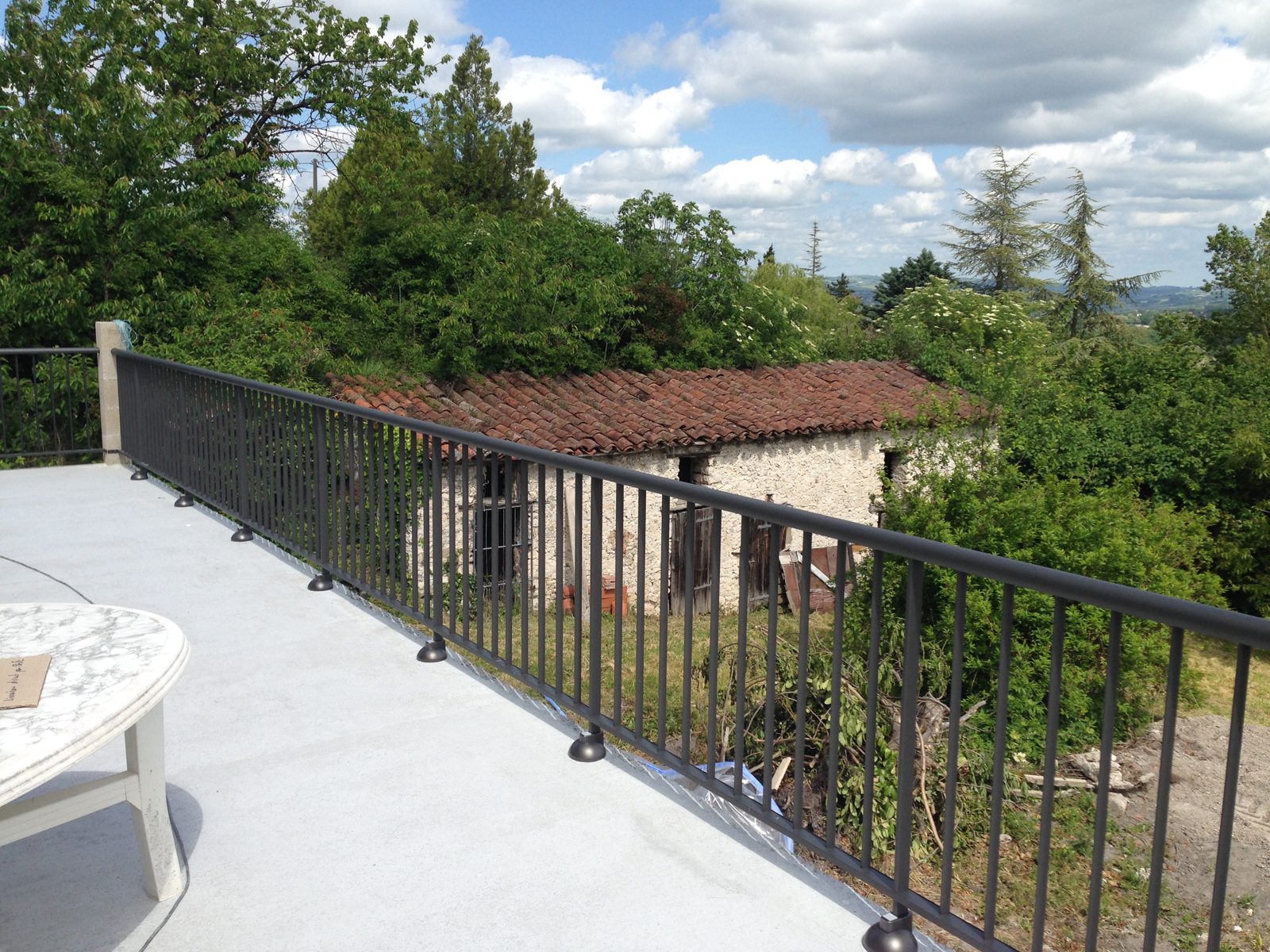 Garde-corps anthracite sur le toit-terrasse, vue vers le jardin