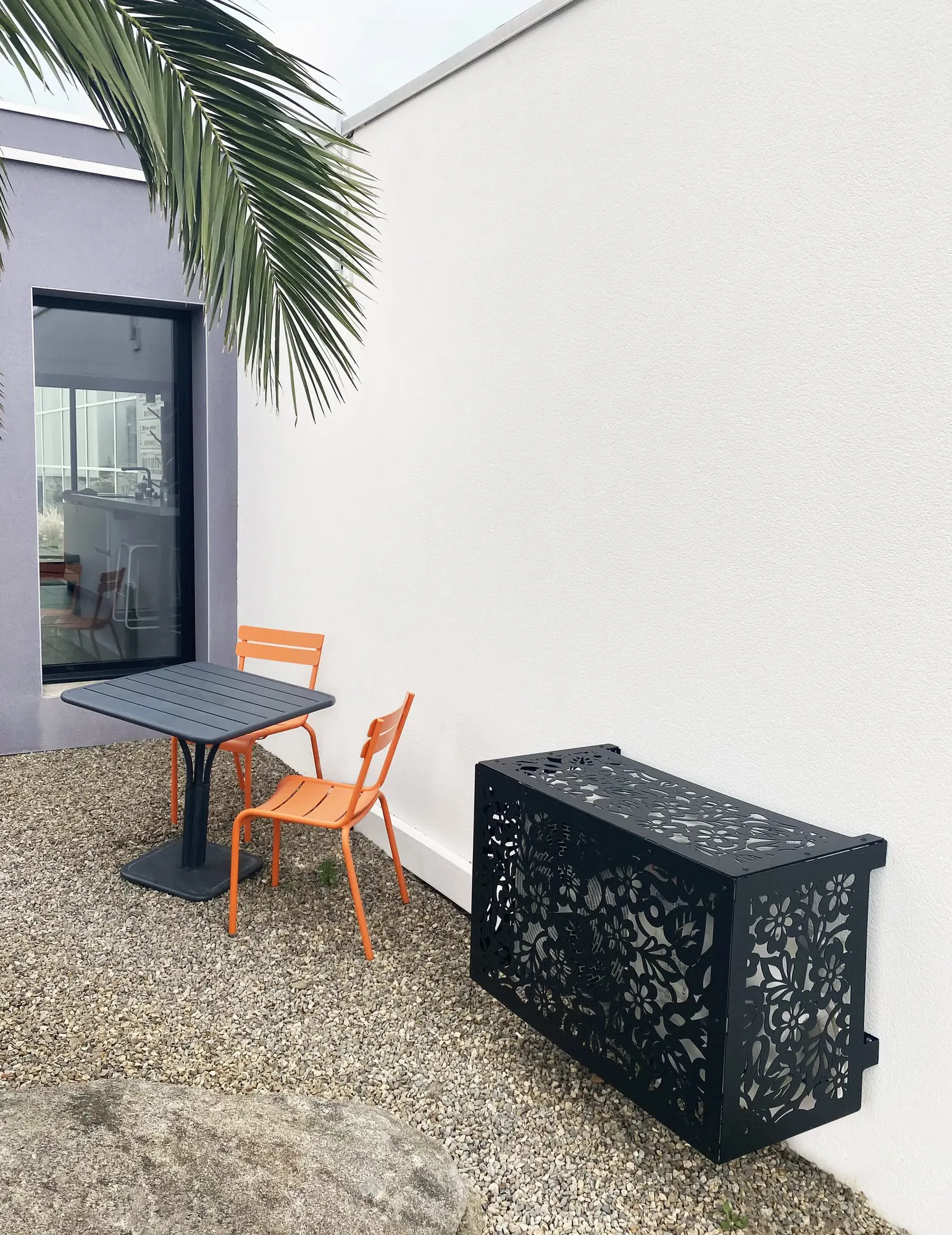 Habillage de climatiseur en aluminium à décor découpé