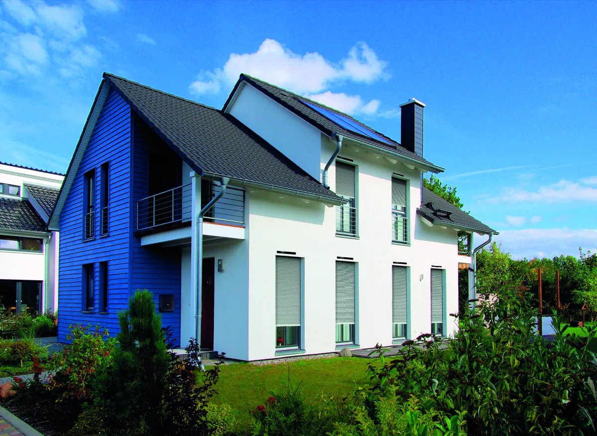 Maison bleue équipée de volets roulants solaires