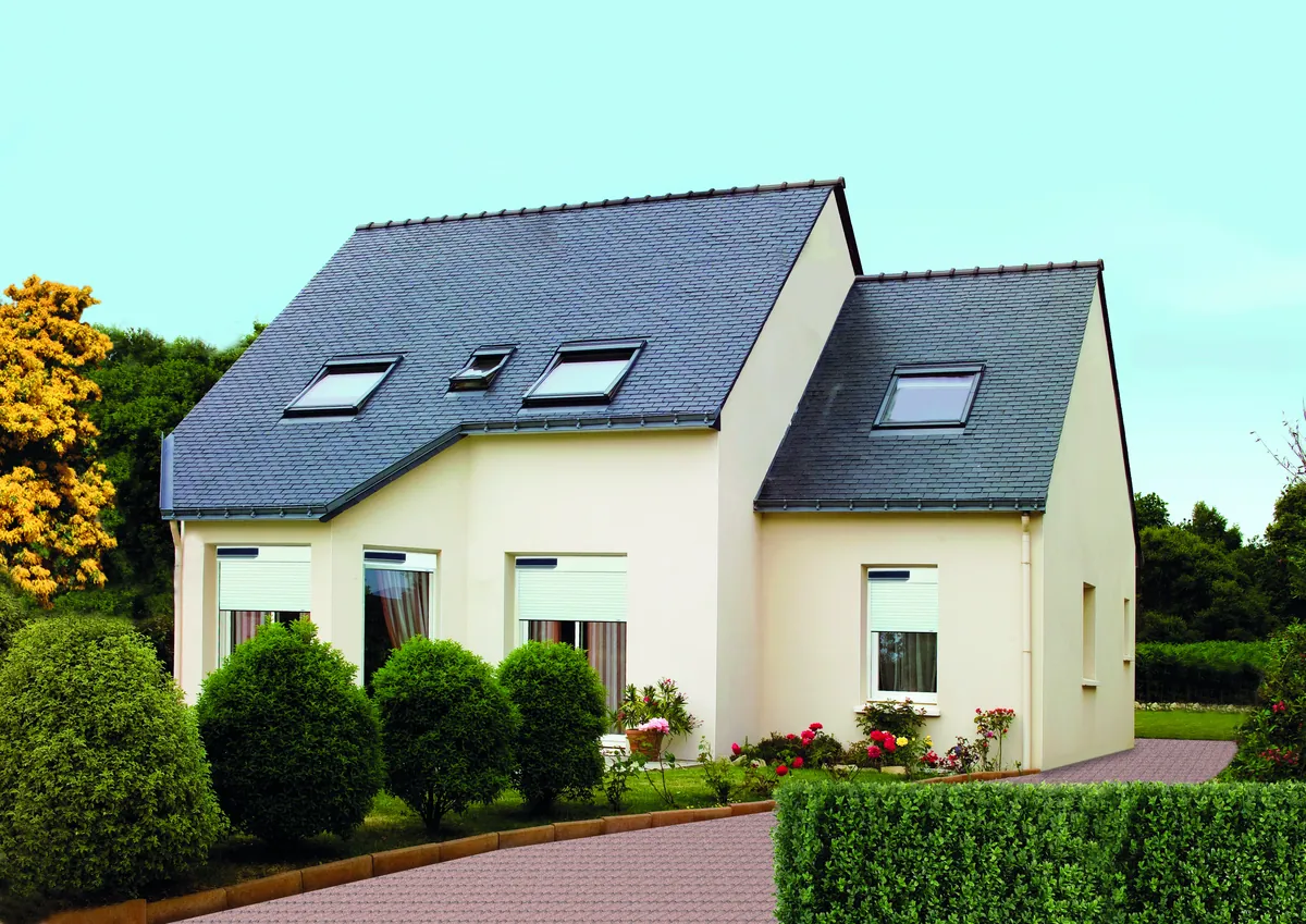 Maison rénovée équipée de volets roulants solaires