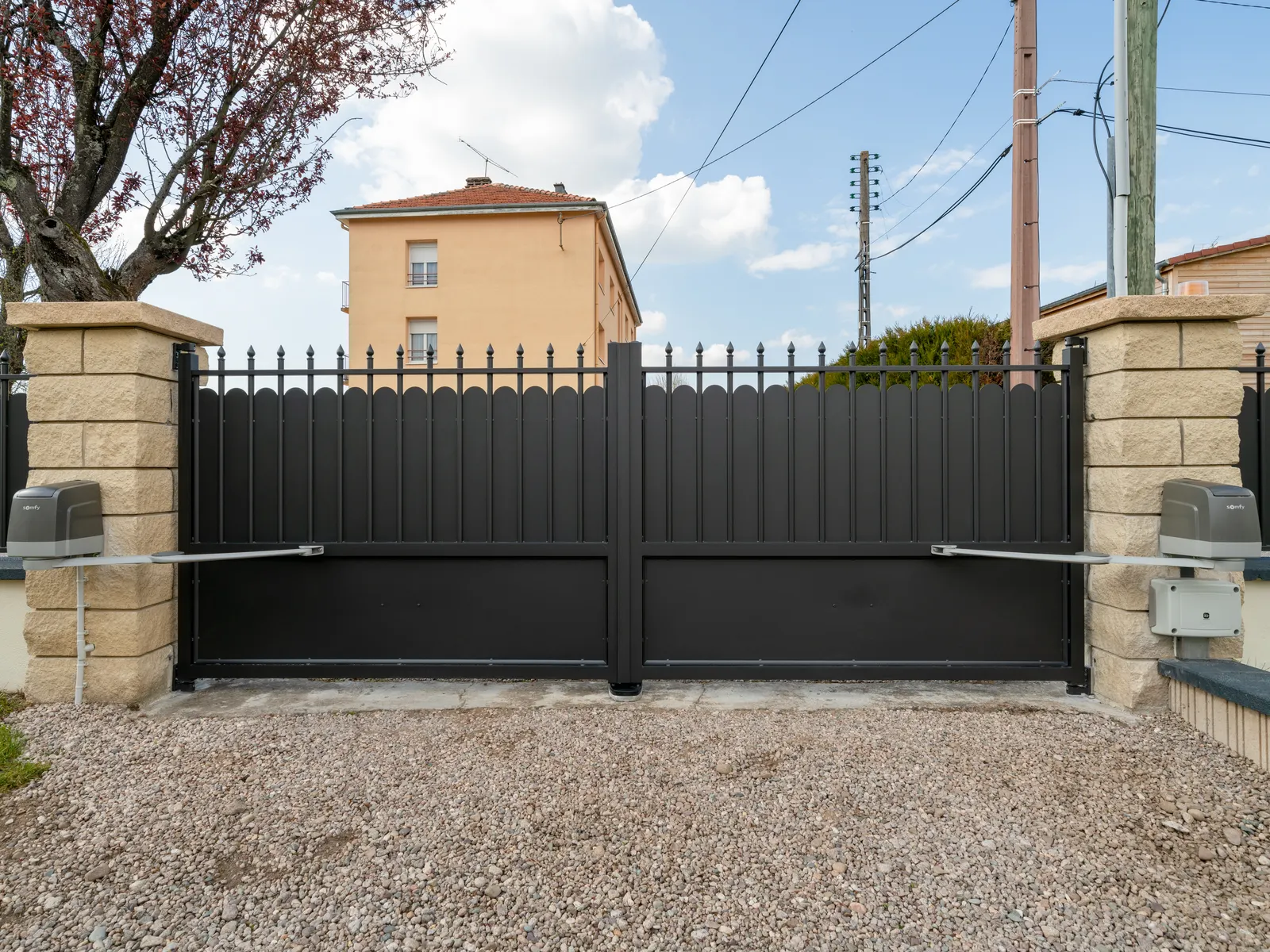 Motorisation Somfy Axovia 3S io à bras sur portail battant