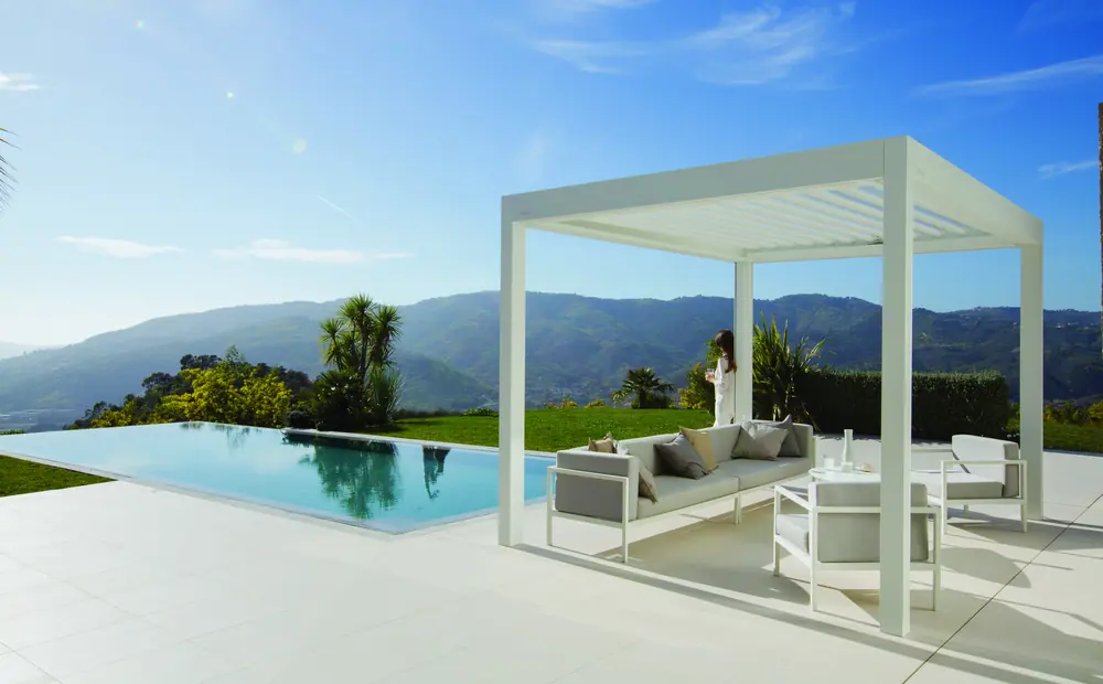 Pergola bioclimatique Brustor B200XL blanche en bord de piscine
