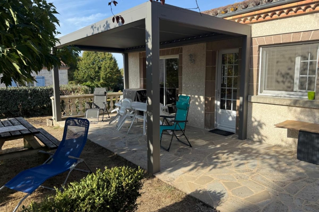 Pergola bioclimatique posée par EXTEND sur la terrasse d'une maison à Valderiès (Tarn)