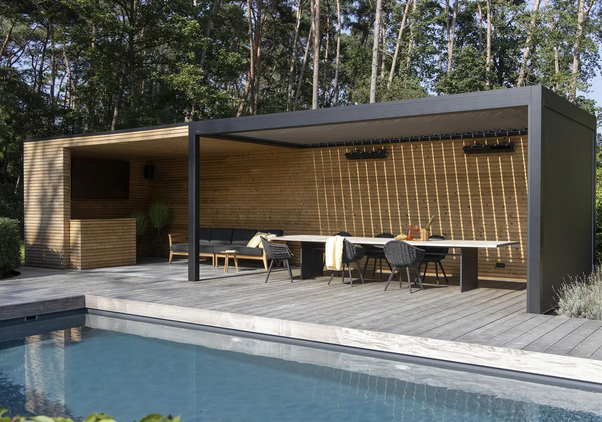 Pergola bioclimatique Brustor B250XL anthracite avec terrasse et piscine