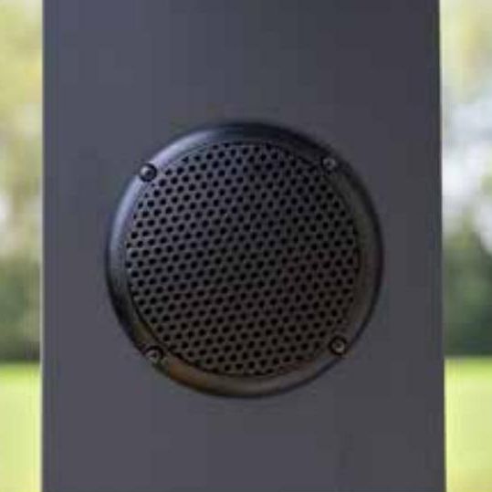 Haut-parleur Bluetooth intégré dans un poteau de pergola Brustor