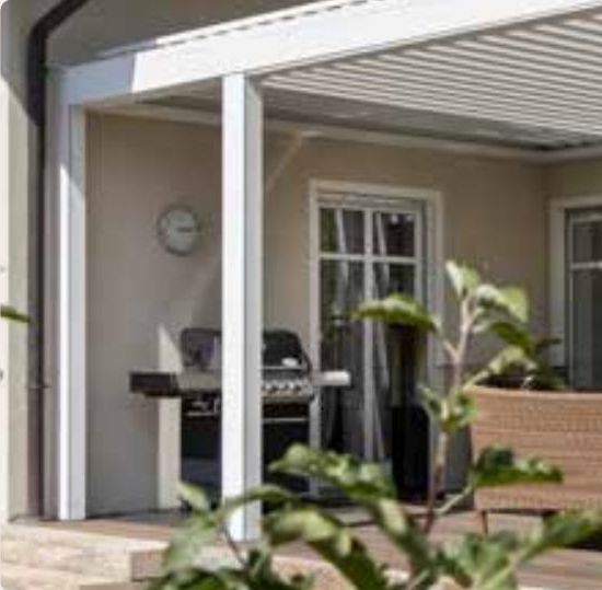 Pergola Brustor blanche avec screens et poteau de porte