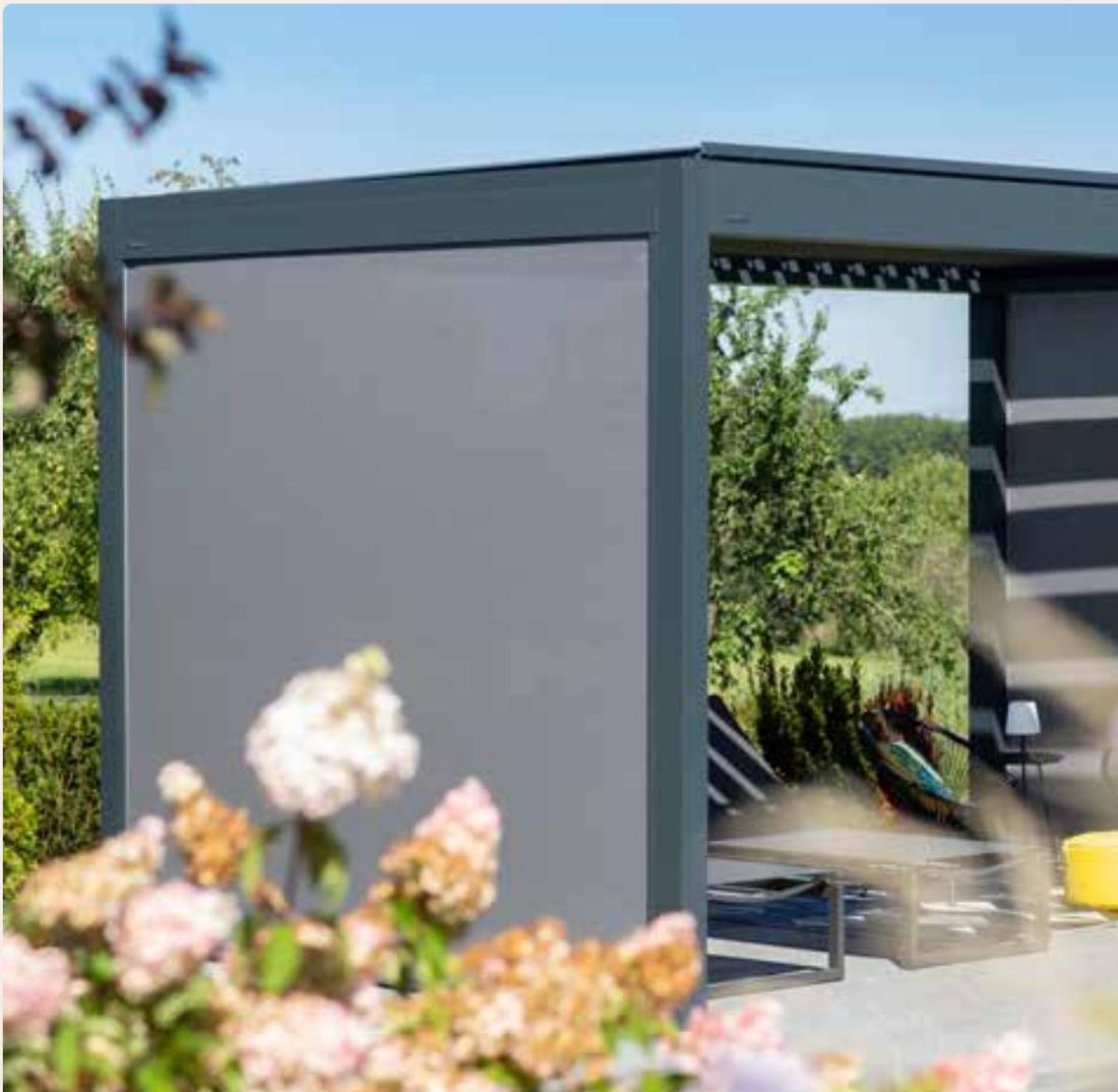 Screen ZIP intégré sur le côté d'une pergola Brustor