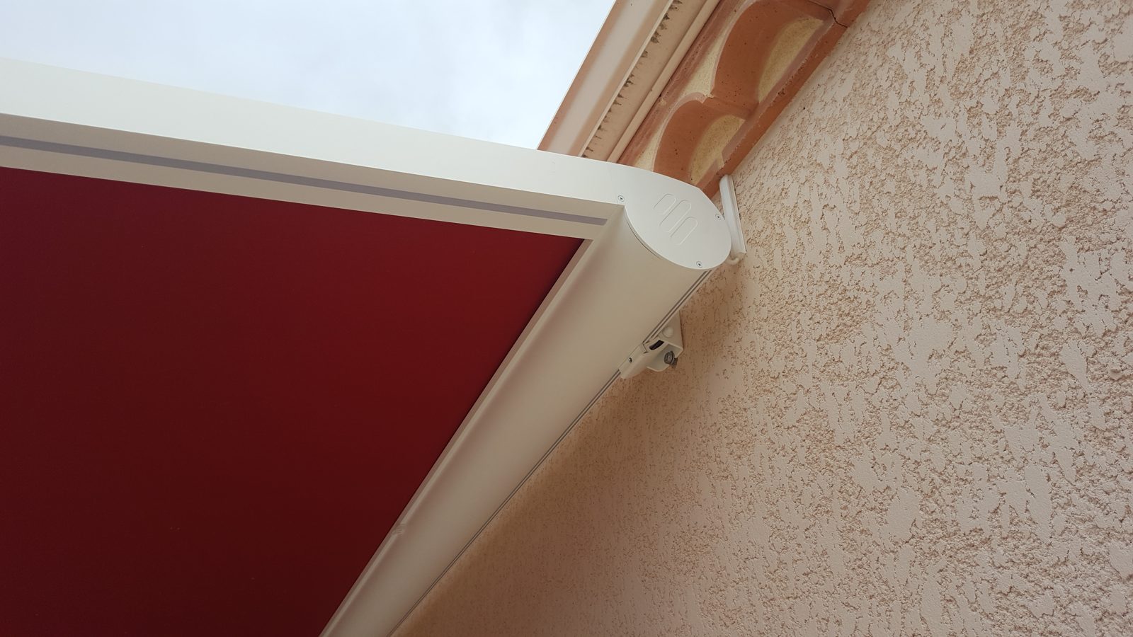 Détail du coffre de toile de la pergola B128 fixé sous la génoise