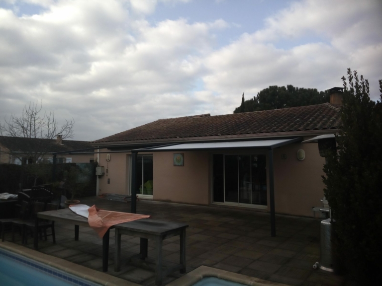 Pergola Brustor B128 au bord d'une piscine en fin de journée