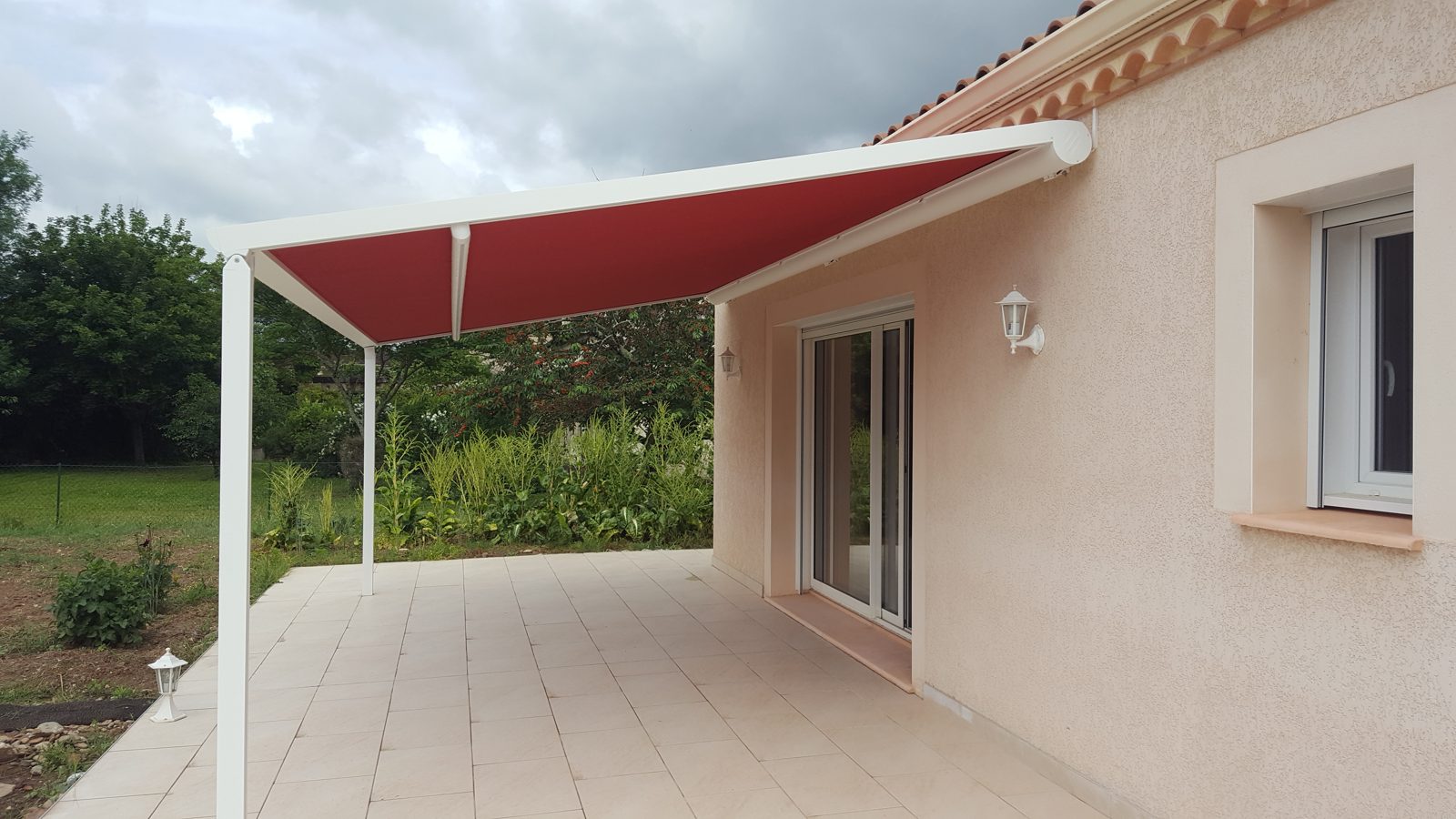 Pergola B128 devant la baie vitrée de la maison