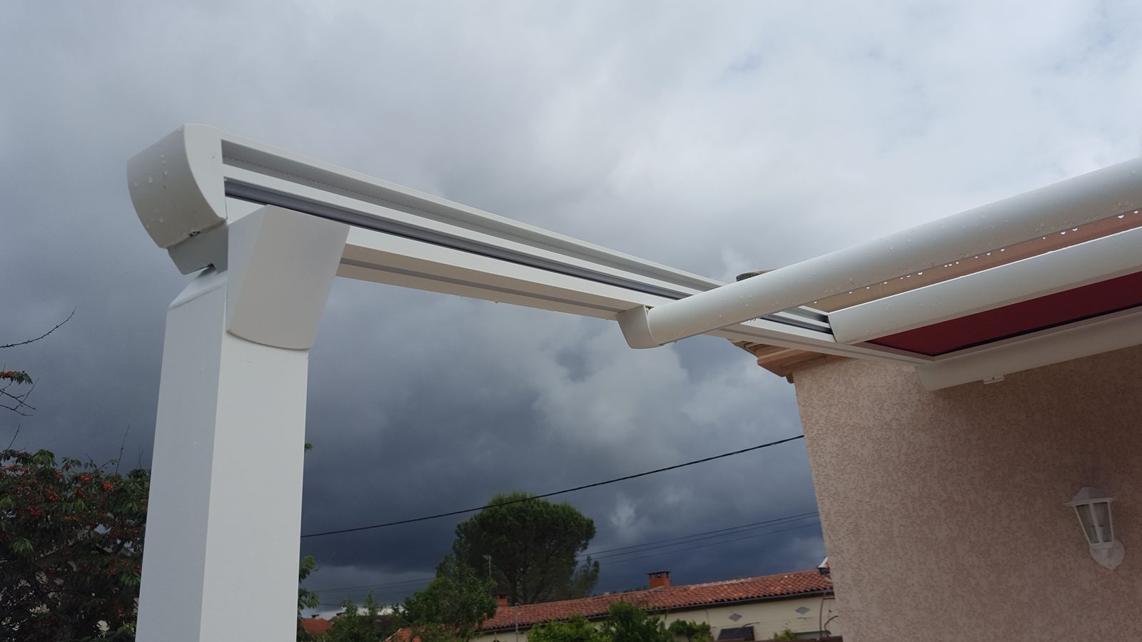Pergola toile B128 rouge sous un ciel d'orage