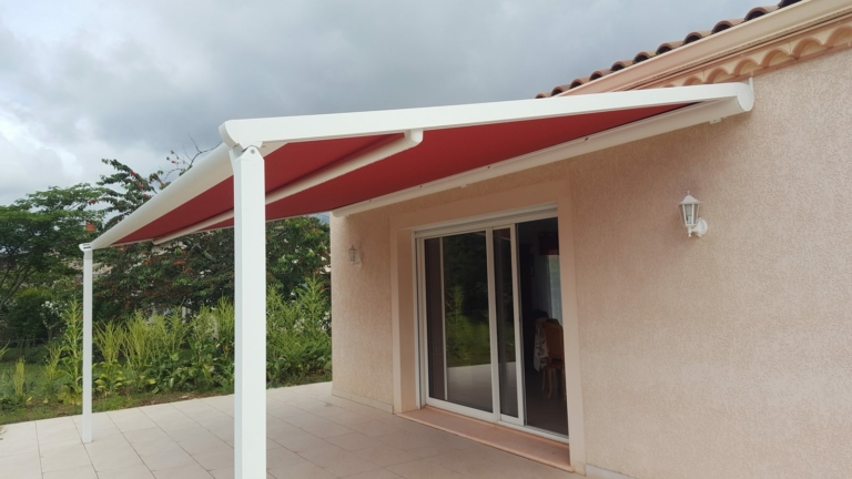 Pergola à toile rouge Brustor B128 au-dessus d'une terrasse