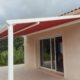 Pergola à toile rouge Brustor B128 au-dessus d'une terrasse, réalisation EXTEND