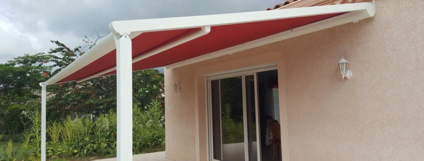 Pergola à toile rouge Brustor B128 au-dessus d'une terrasse, réalisation EXTEND
