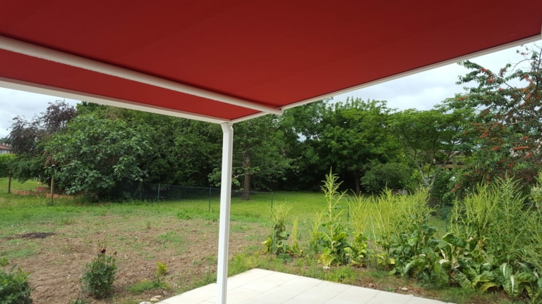 Pergola Brustor B128 à toile rouge ouverte sur le jardin
