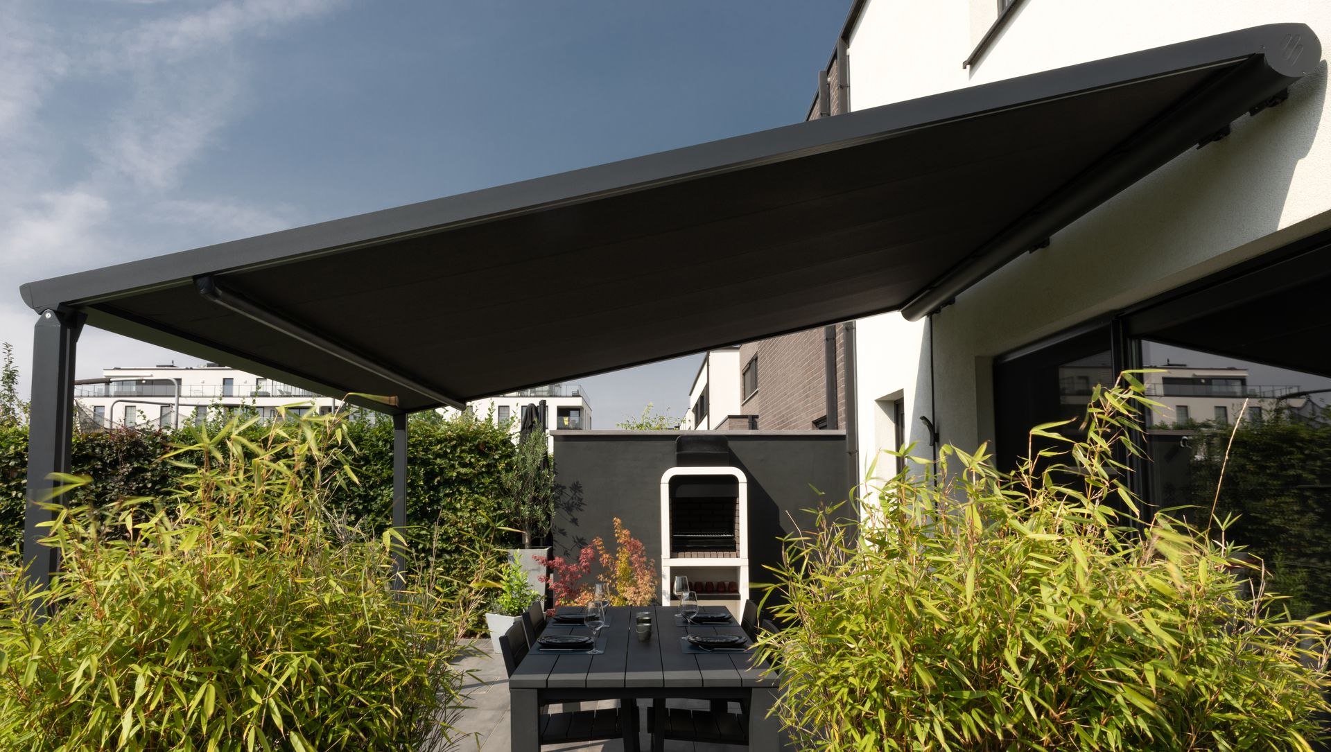 Pergola Brustor B128 dans un jardin planté de bambous