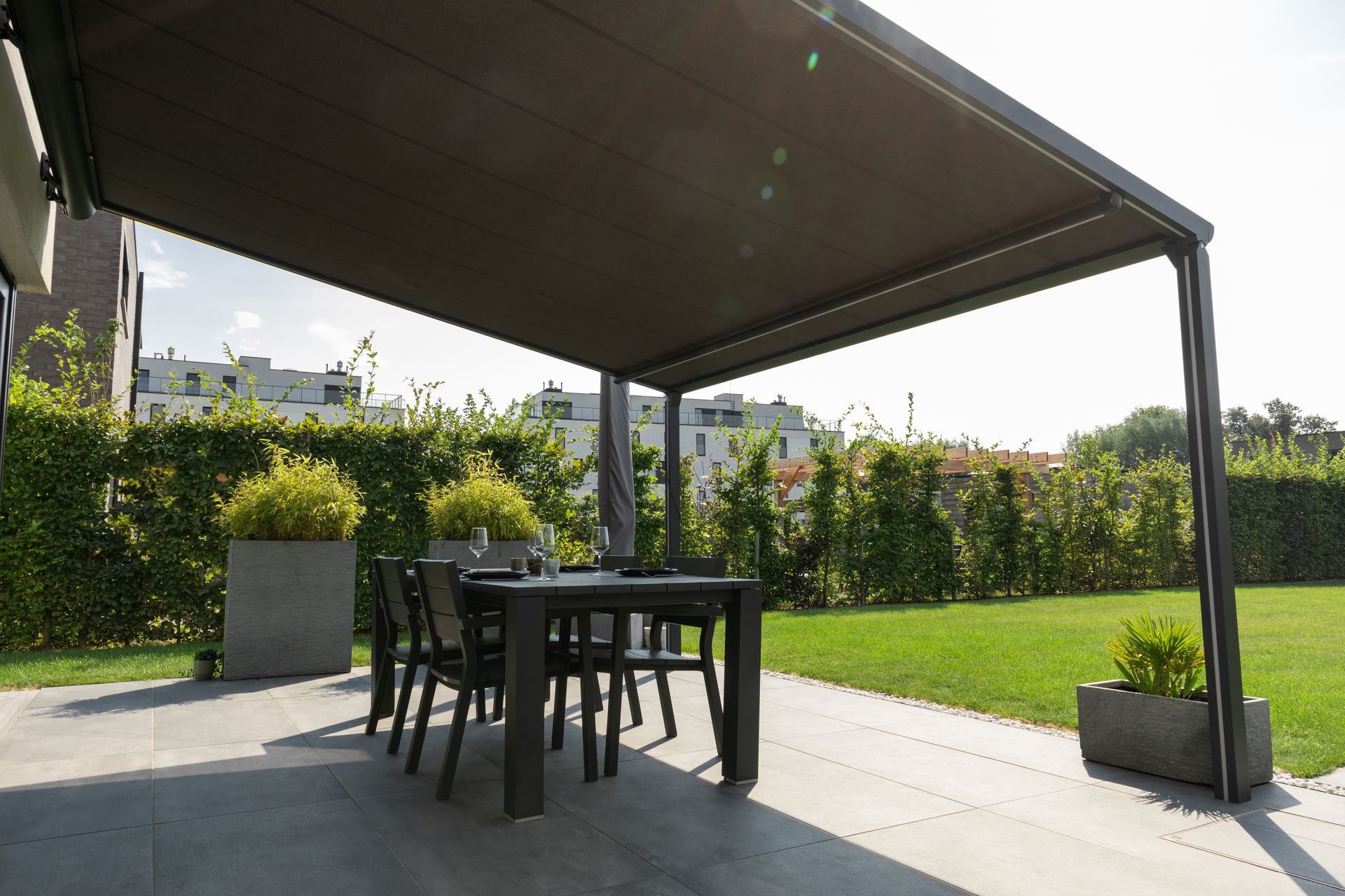 Pergola Brustor B128 au-dessus d'une table de jardin