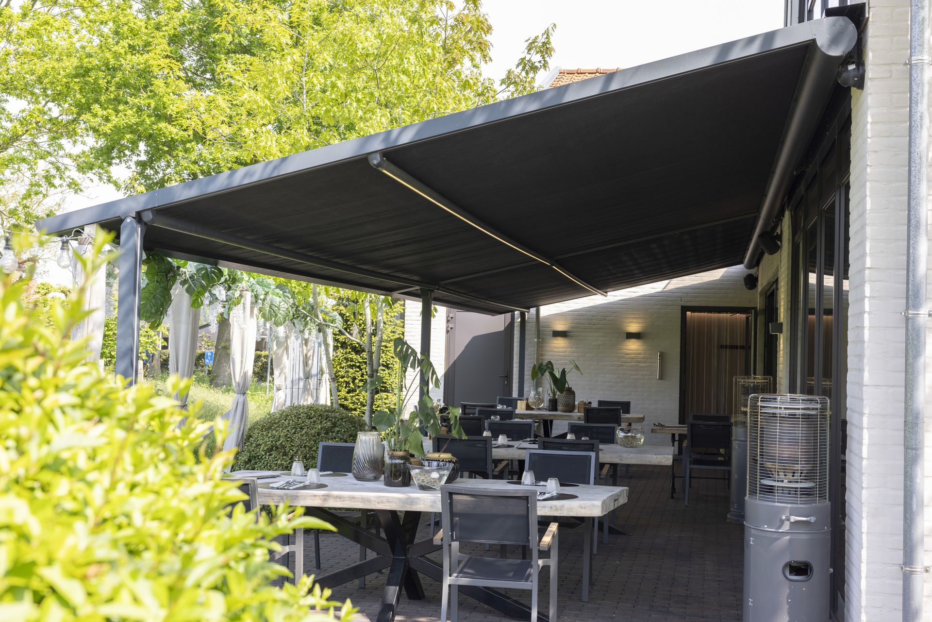 Pergola Brustor B128 sur une terrasse de restaurant