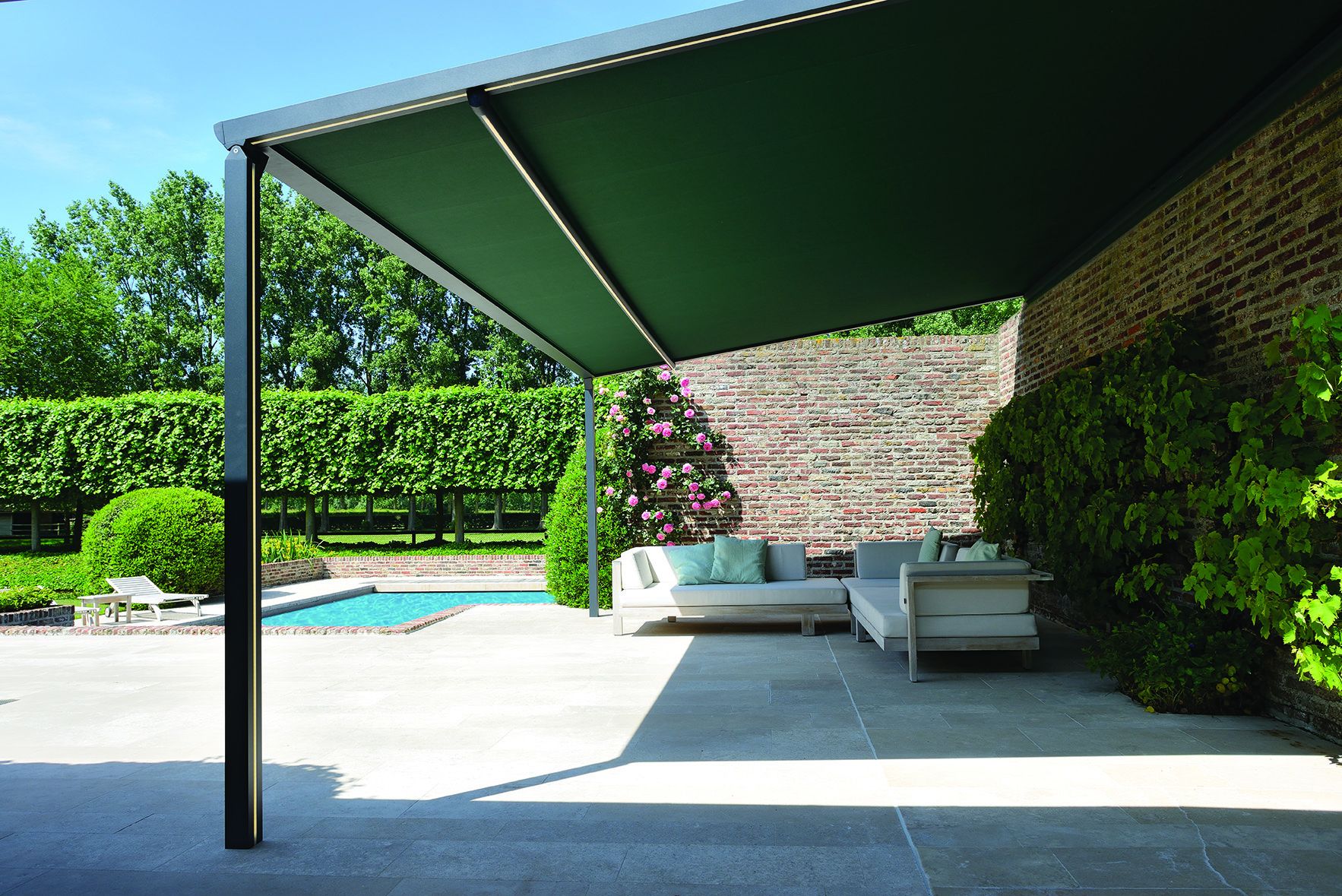 Pergola Brustor B128 à toile verte au bord d'une piscine