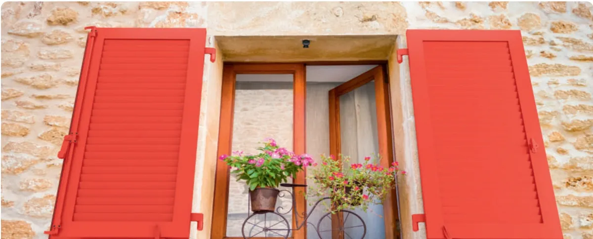 Persiennes ajourées à l’américaine en aluminium rouge