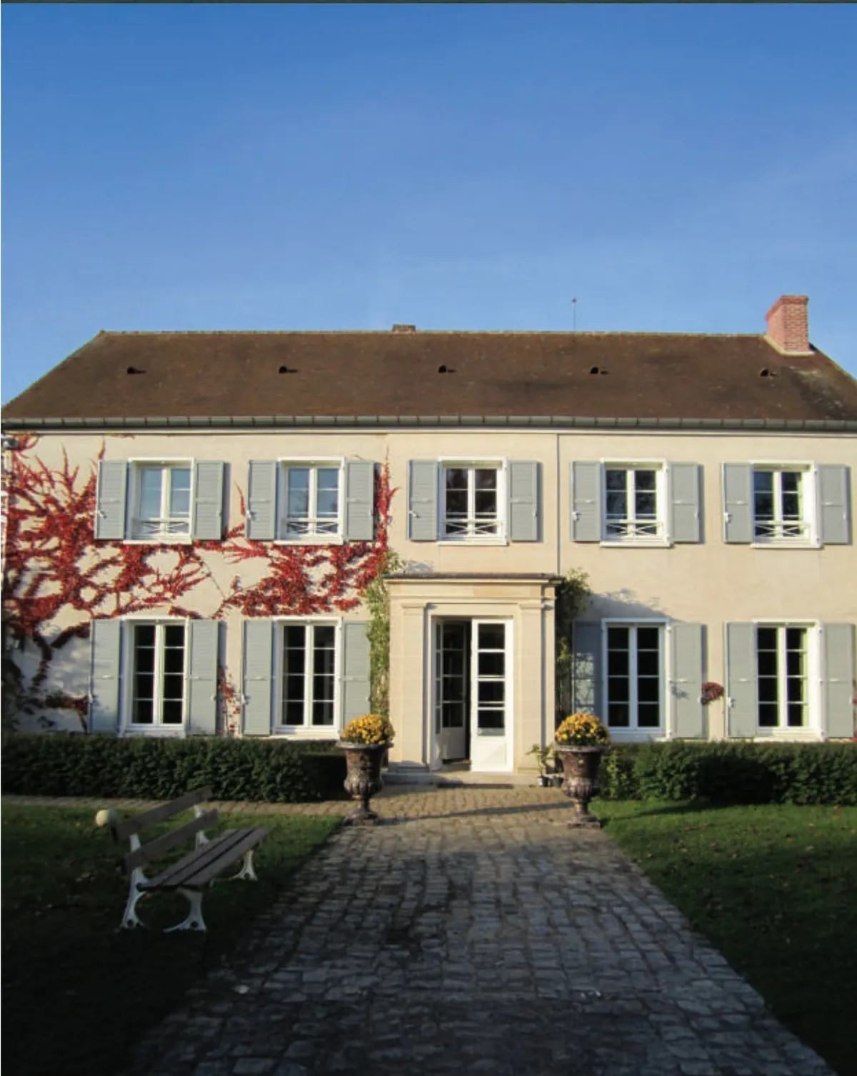 Persiennes aluminium gris clair sur une maison de maître