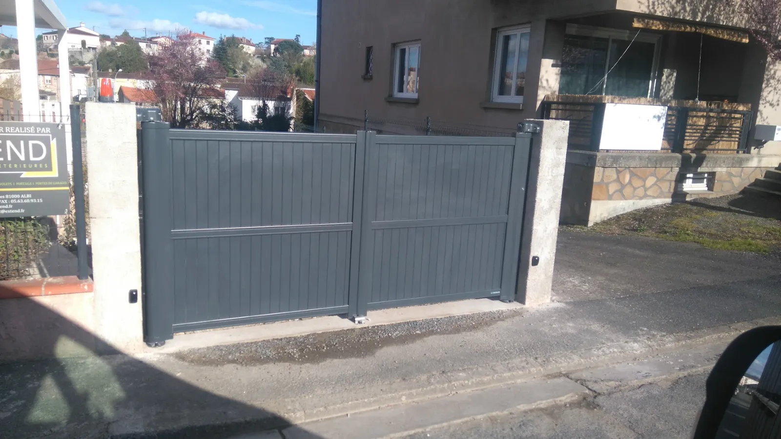 Portail en aluminium gris à l’entrée d’une maison