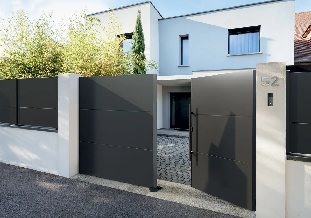 Portail aluminium contemporain Kostum gris anthracite posé par EXTEND à Albi