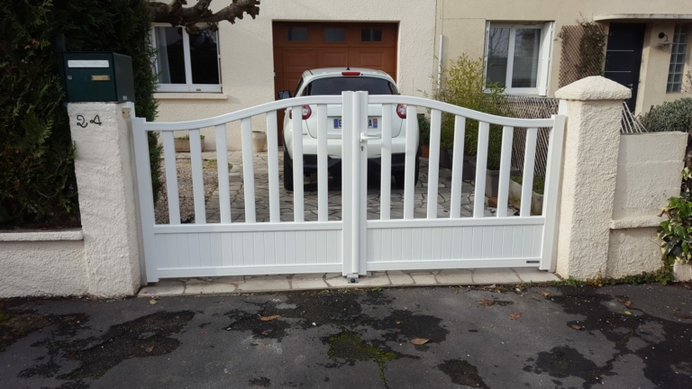 Portail battant blanc ajouré