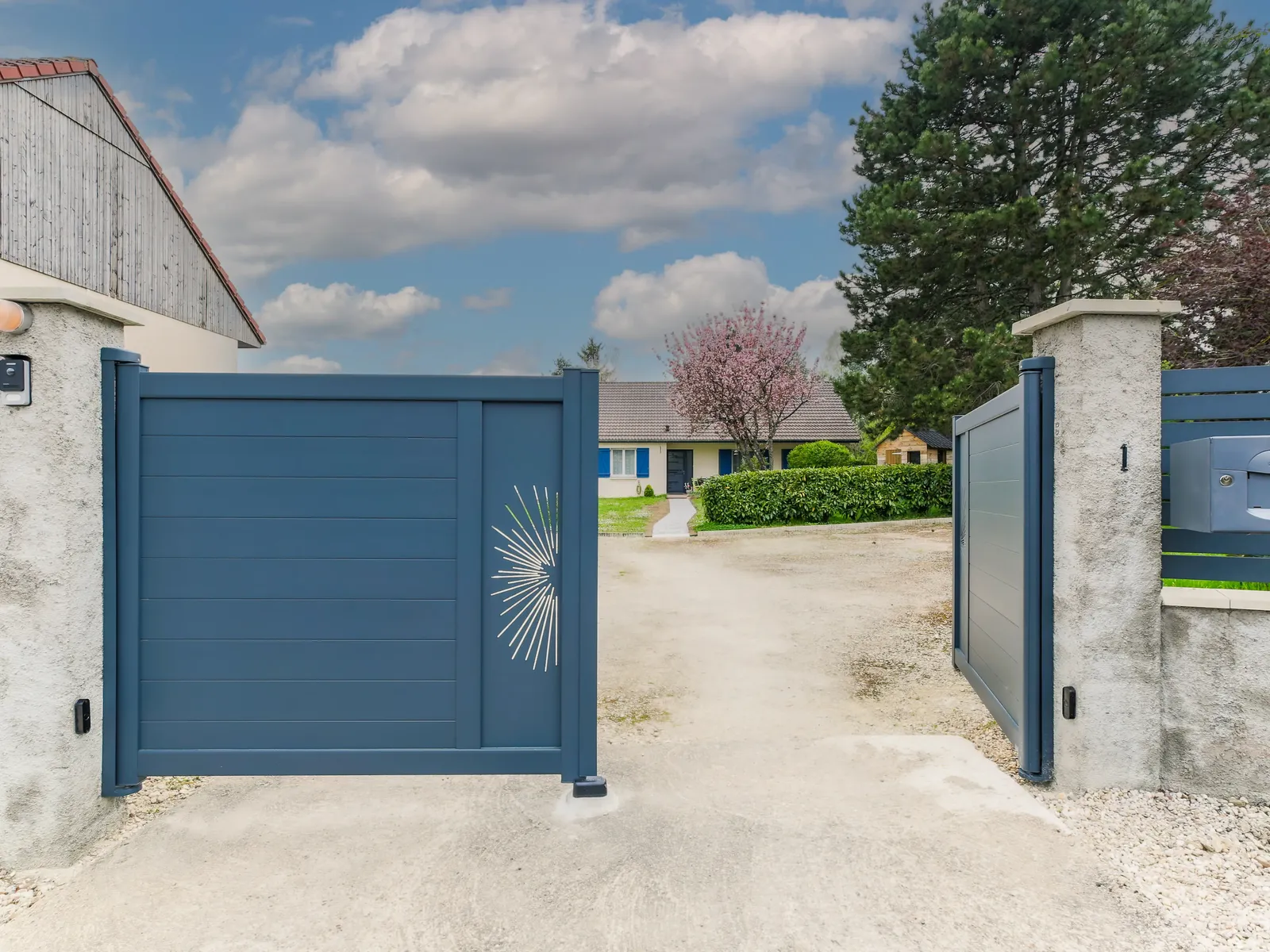 Portail battant aluminium anthracite à décor découpé au laser
