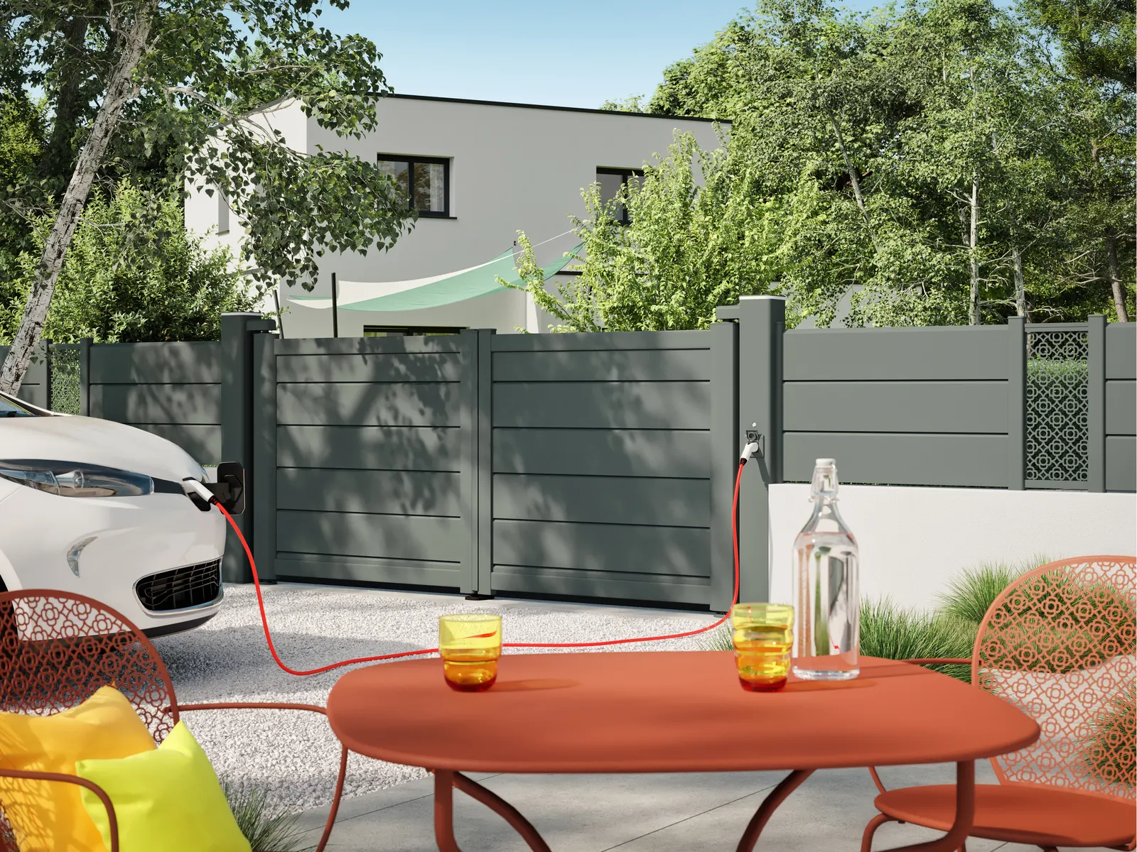 Portail battant persienné motorisé Somfy Invisio io avec poteau de recharge électrique