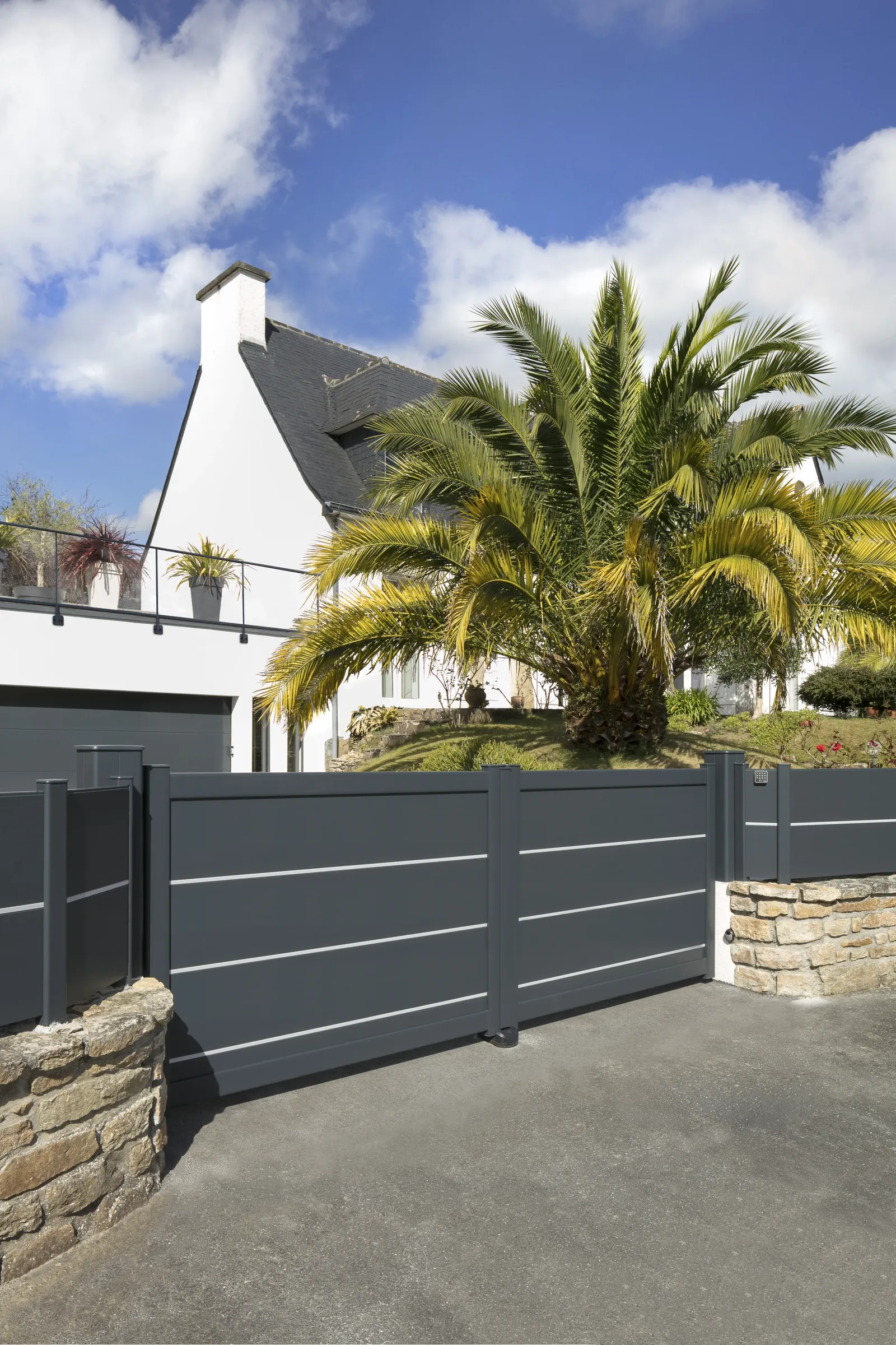 Portail battant plein aluminium anthracite