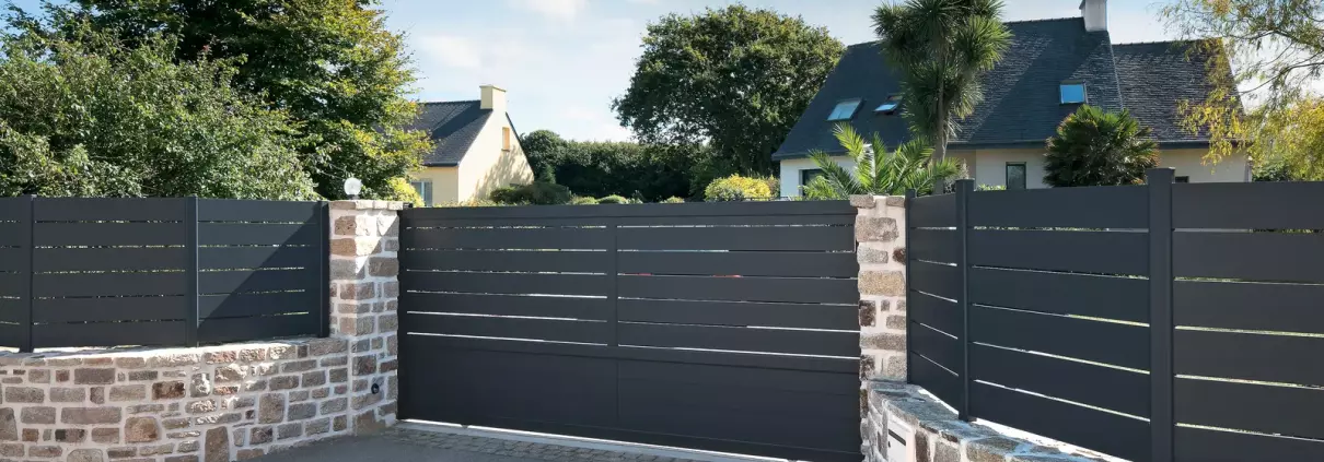 Portail battant semi-plein aluminium anthracite et clôture ajourée sur muret