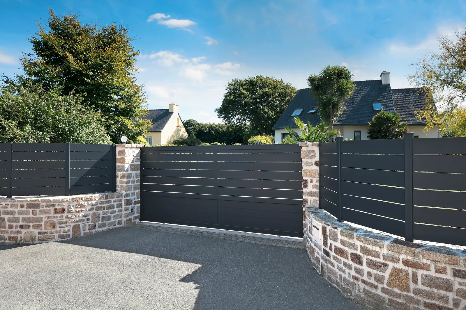 Portail battant semi-plein aluminium anthracite et clôture ajourée sur muret