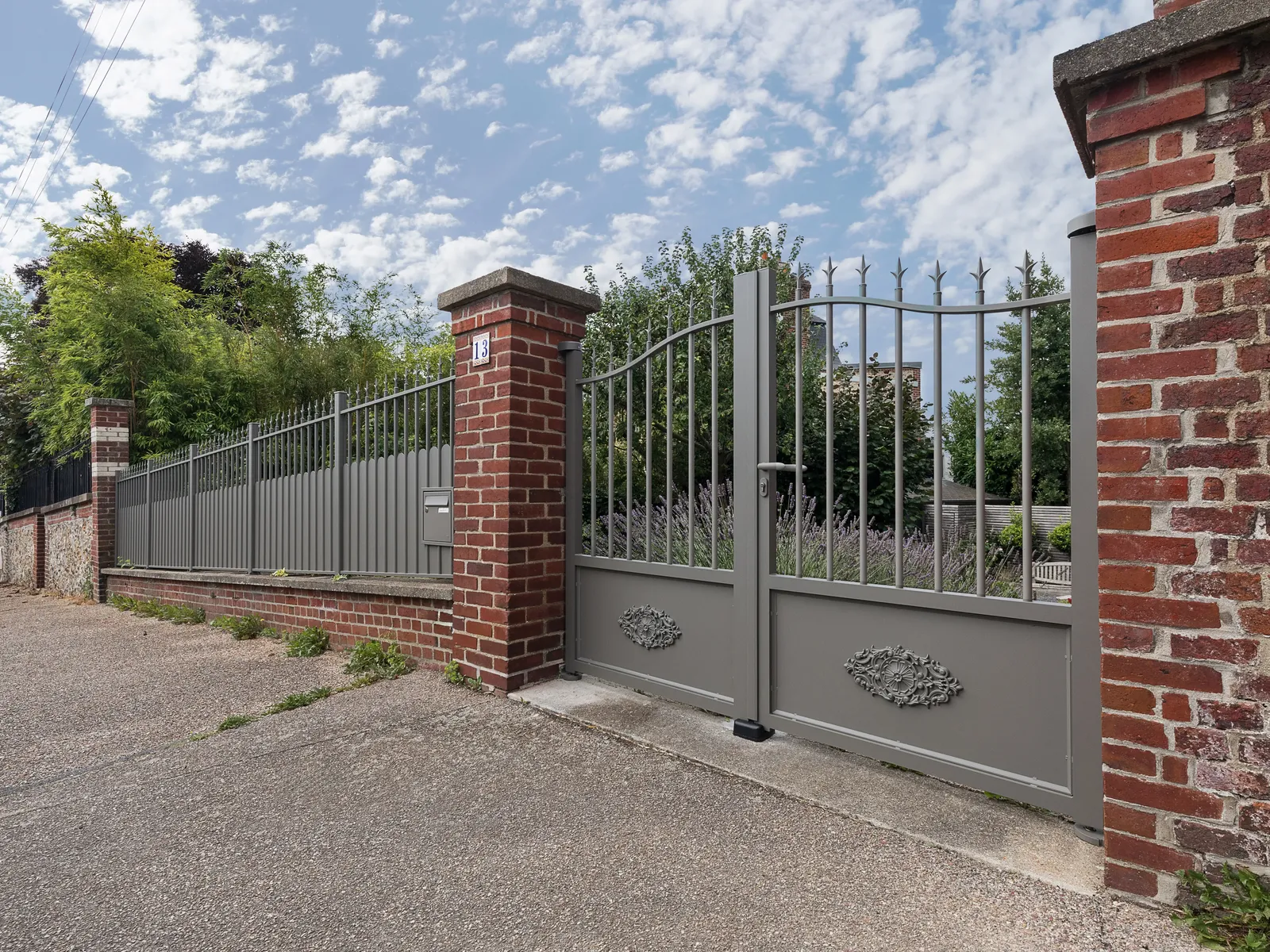 Portail battant aluminium style fer forgé avec fleurs de lys et rosaces