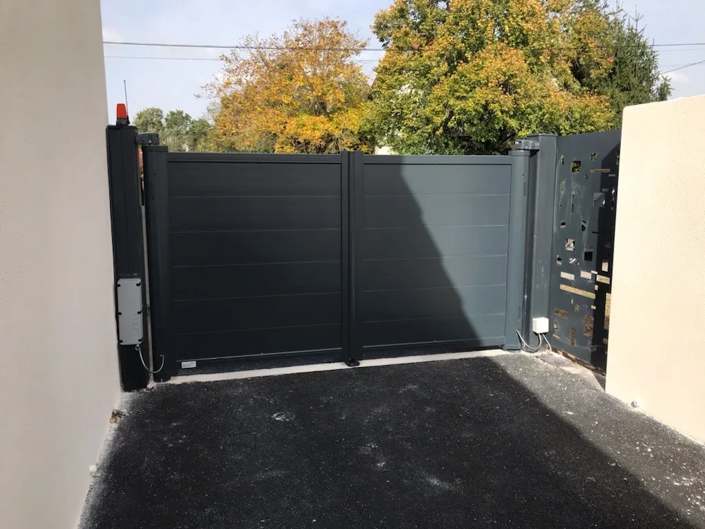 Portail coulissant en aluminium gris anthracite avec sa motorisation