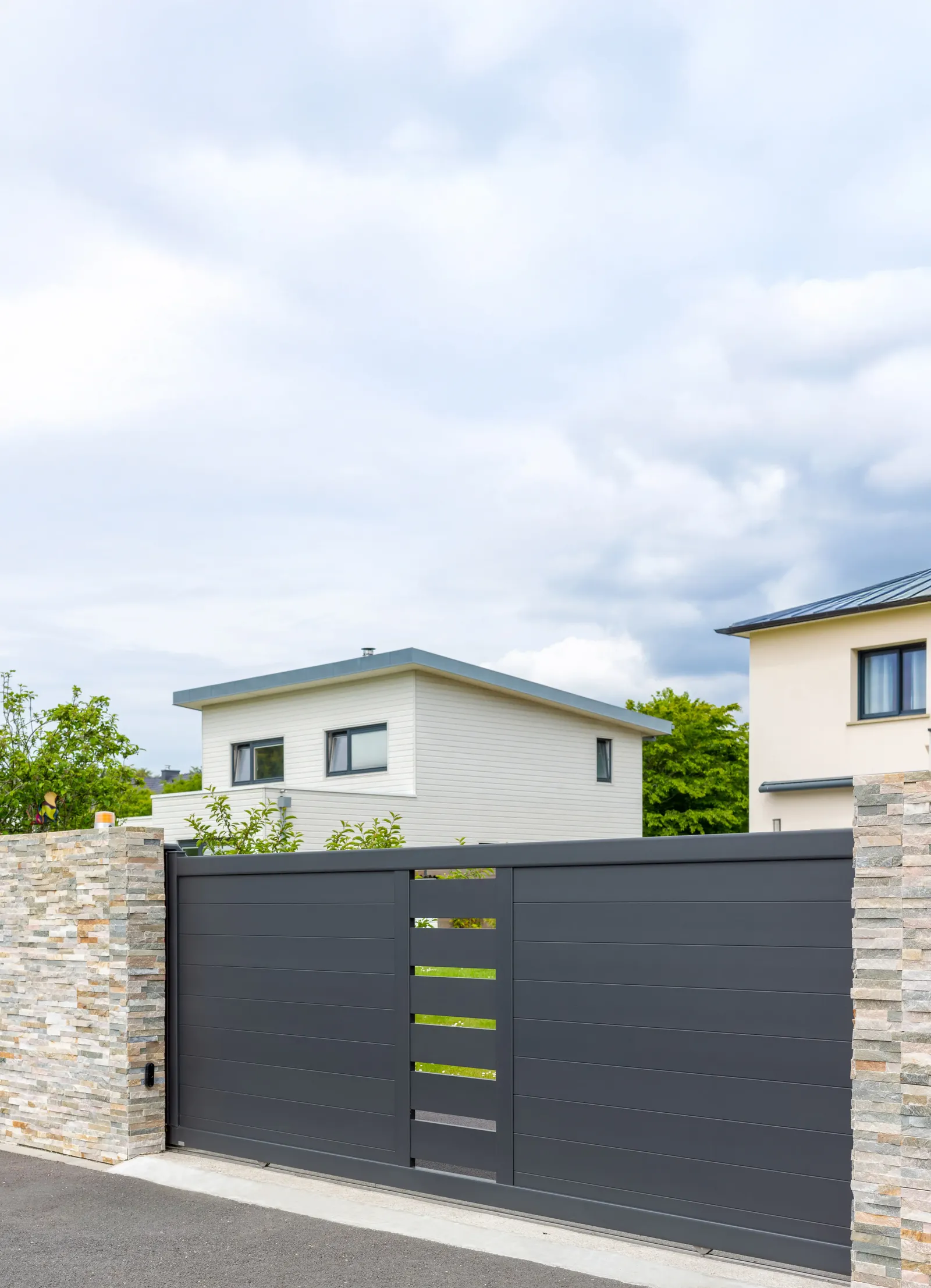 Portail coulissant aluminium semi-plein gris anthracite ouvert