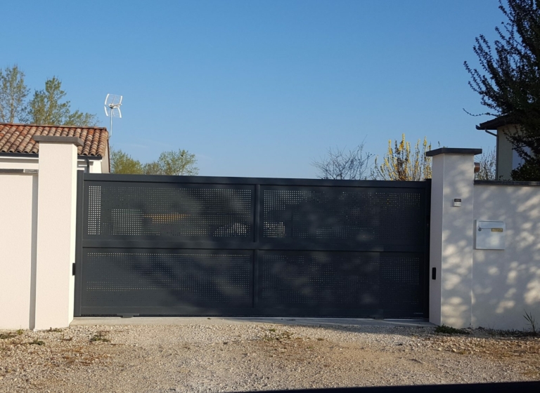 Portail coulissant anthracite entre deux piliers
