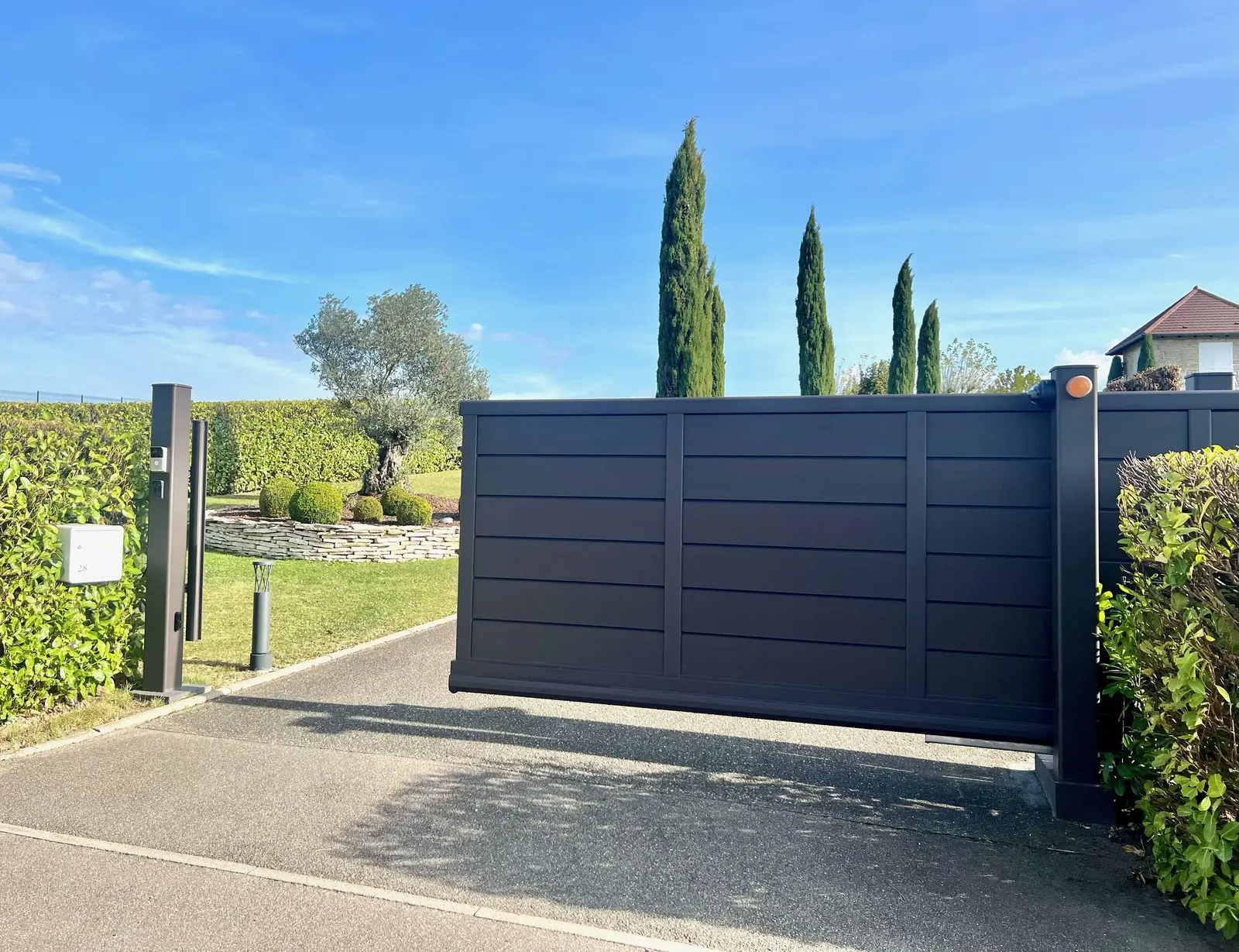 Portail coulissant autoportant aluminium à lames persiennées, sans rail au sol