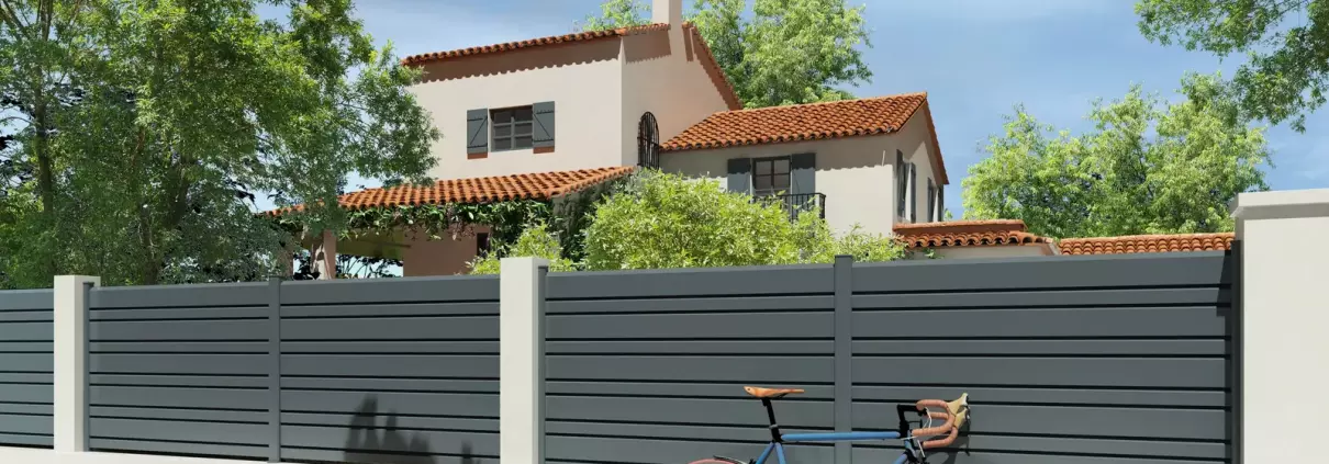 Portail coulissant persienné aluminium gris bleu devant une maison