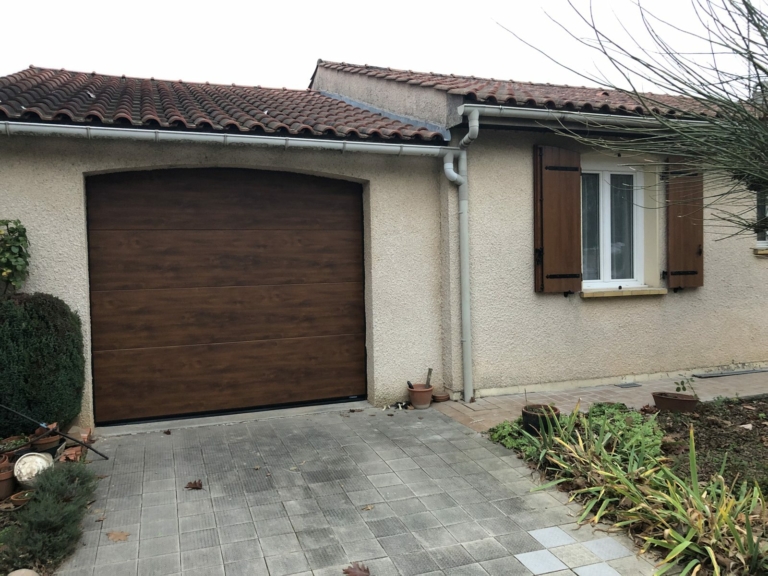 Porte de garage sectionnelle aspect bois