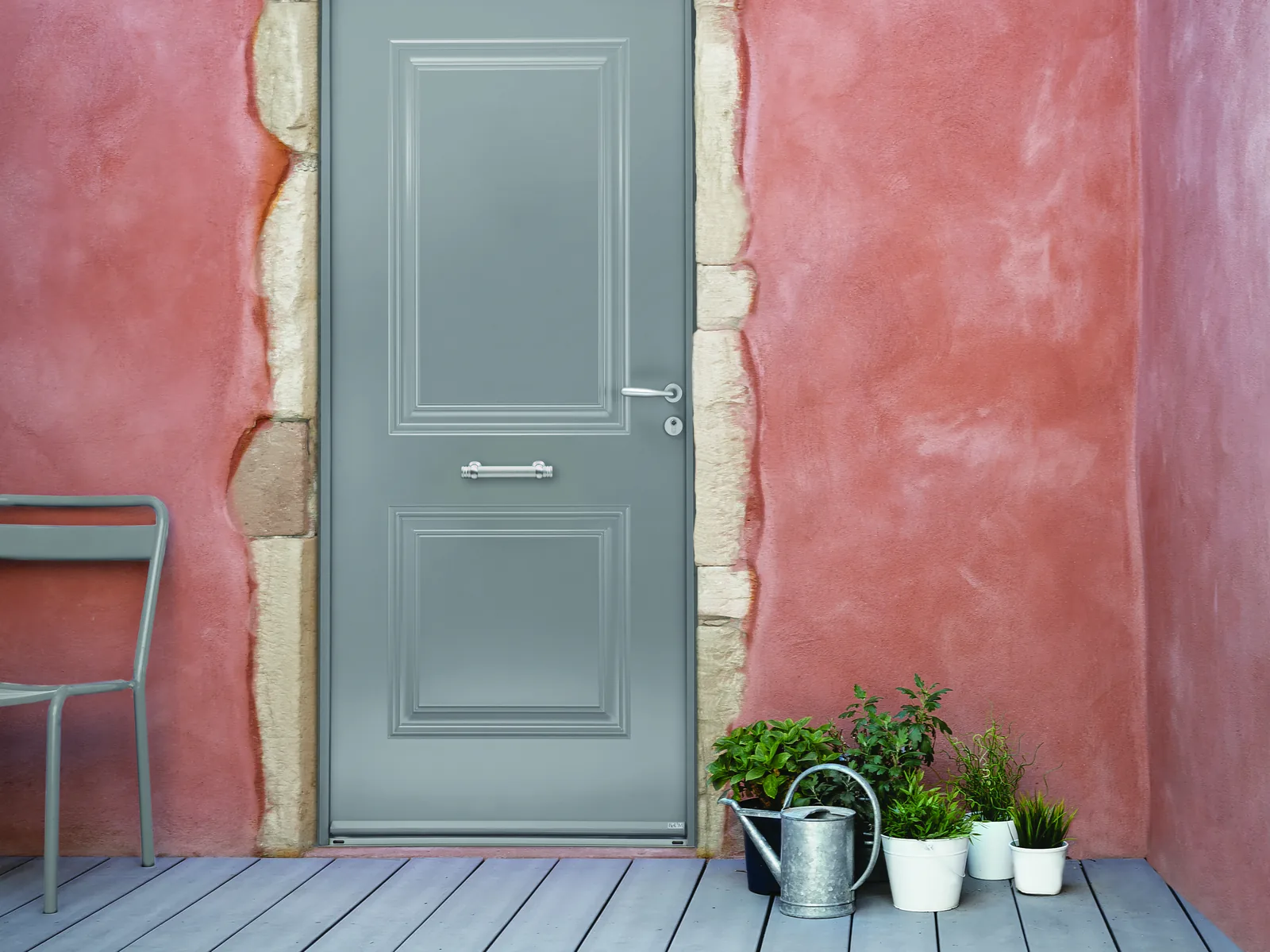 Porte d’entrée acier BEL’M Arpège gris satiné sur un mur ocre rose