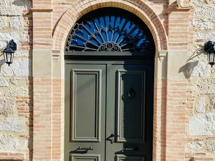 Porte d’entrée bois-aluminium cintrée posée par EXTEND à Puygouzon