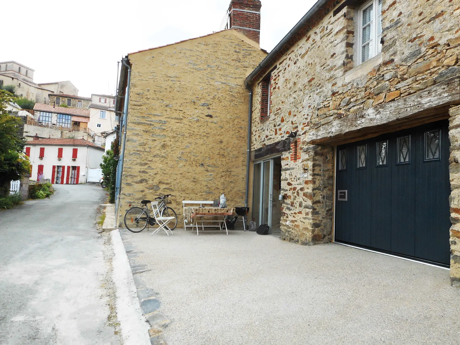Porte de garage latérale anthracite avec portillon et hublots
