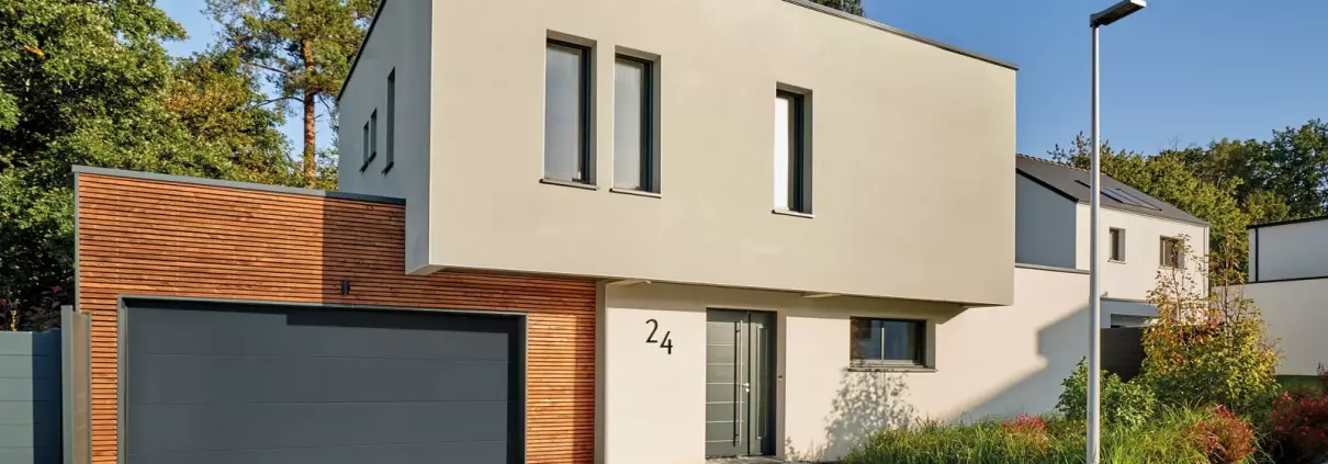 Porte de garage sectionnelle anthracite sur maison contemporaine